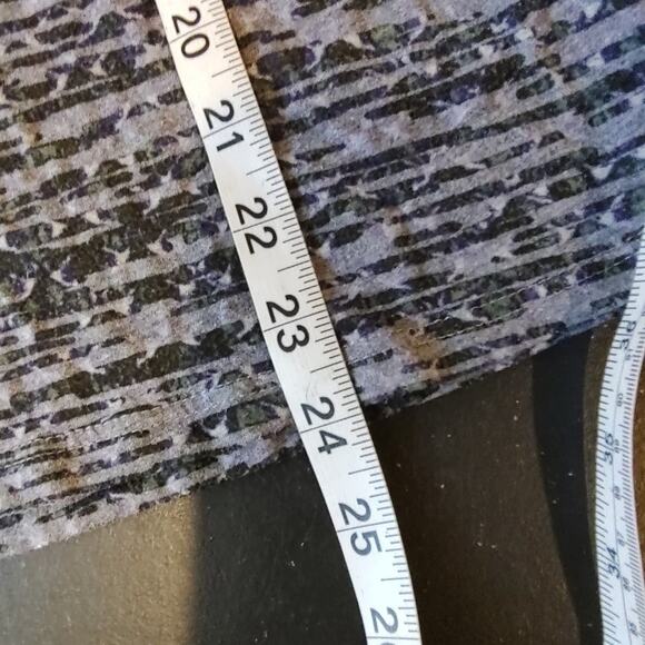 Athleta V-Neck Gradient Print Long Sleeve in Gray/Fuchsia Size Medium - Picture 2 of 7